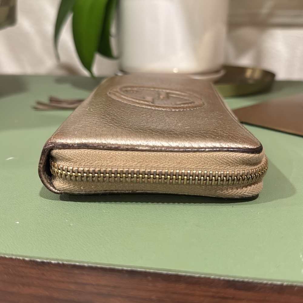 Gucci Gold Leather Wallet with Interlocking GG soho Logo - Picture 7 of 10